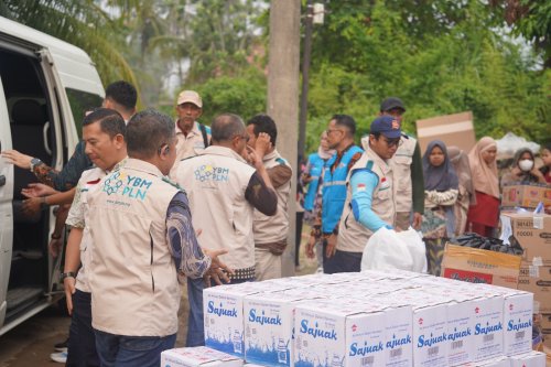 YBM PLN Salurkan Sembako hingga Kasur untuk Warga Terdampak Banjir di Padang