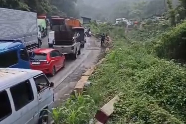 Solar Tumpah di Sitinjau Lauik, Antrean Kendaraan Mengular 4 Kilometer dan Pengendara Terjebak 5 Jam