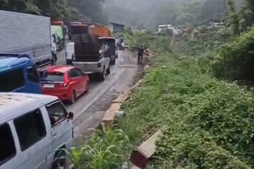 Solar Tumpah di Sitinjau Lauik, Antrean Kendaraan Mengular 4 Kilometer dan Pengendara Terjebak 5 Jam