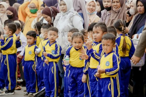 Pemkab Solok Selatan Bagikan 26.912 Stel Seragam Gratis, Bupati Khairunas Tegaskan Tak Ada Perbedaan Perlakuan