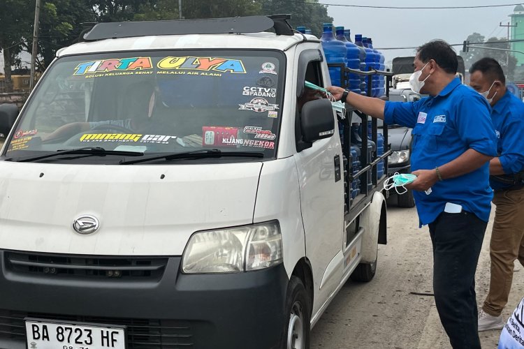 Kabut Asap Makin Pekat di Solok, SMSI Bagikan Masker Gratis ke Pengendara