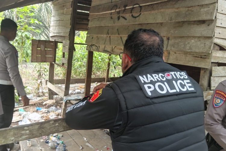 Polisi Gerebek Pondok di Kebun Sawit Dharmasraya, Ratusan Alat Isap Sabu Diamankan