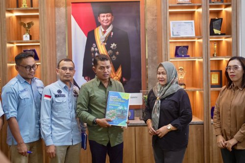 Bupati Solok Serahkan Langsung Dokumen R3P Banjir Bandang Arosuka ke BNPB