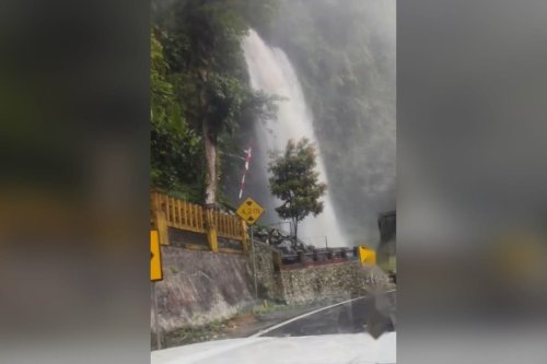 Hujan Reda di Lembah Anai, Debit Air Terjun Naik tapi Jalur Padang-Bukittinggi Tetap Lancar