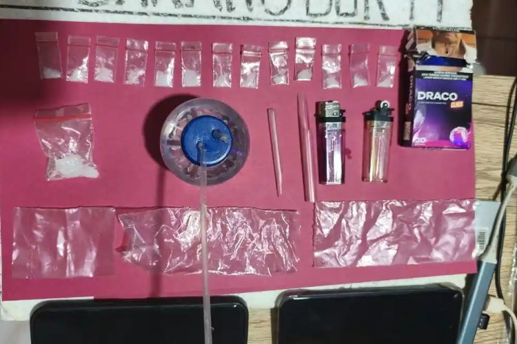 Polisi Sijunjung Gerebek Rumah Warga, 14 Paket Sabu Ditemukan Tersembunyi di Samping Bantal