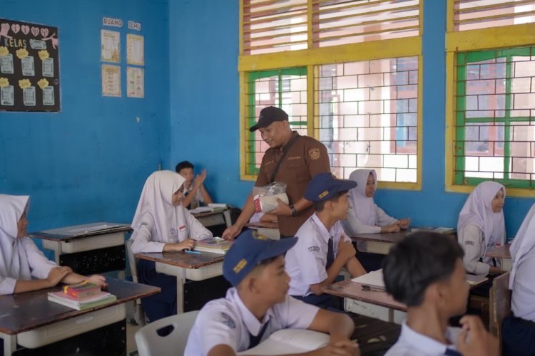 Kabut Asap Ancam Kesehatan Pelajar, Pemkab Solok Mulai Bagikan Masker dan Vitamin di Sekolah