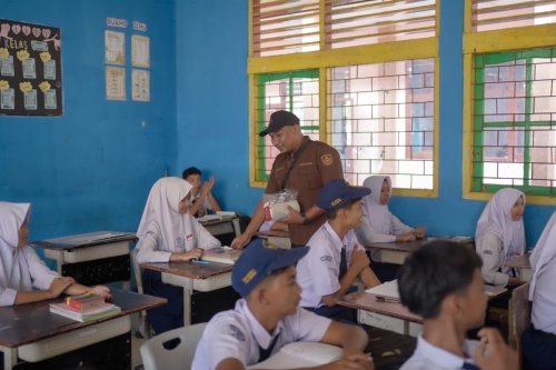 Kabut Asap Ancam Kesehatan Pelajar, Pemkab Solok Mulai Bagikan Masker dan Vitamin di Sekolah