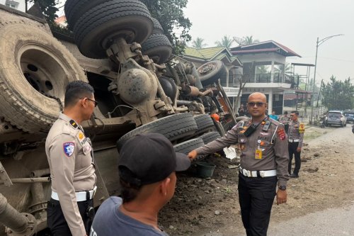 Rem Blong di Jalan Lintas Solok-Padang, Truk Fuso Tabrak Motor hingga Dua Rumah Warga
