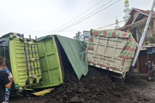 Rem Diduga Blong, Truk Mundur Tabrak Kendaraan Lain di Jalur Padang-Solok