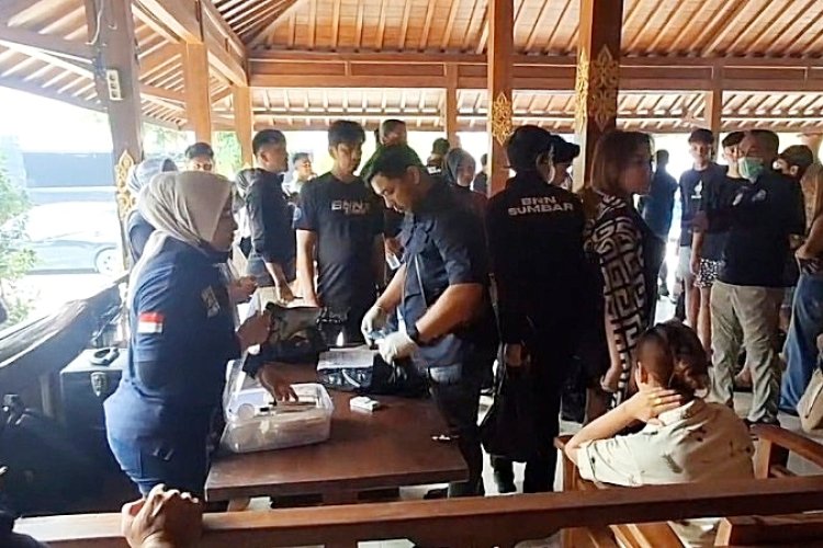 BNNP Sumbar Razia Hotel dan Kos di Padang, 34 Orang Dibawa ke Kantor untuk Pemeriksaan