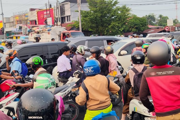 Lampu Mati dan Tanpa Petugas, Simpang 4 Bypass Kuranji Padang Lumpuh Total Pagi Ini