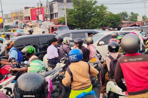 Lampu Mati dan Tanpa Petugas, Simpang 4 Bypass Kuranji Padang Lumpuh Total Pagi Ini