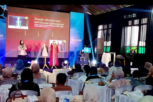 Songket Pandai Sikek Disiapkan Tembus Pasar Fesyen Modern, Pelaku Usaha Desa Kreatif Dilatih