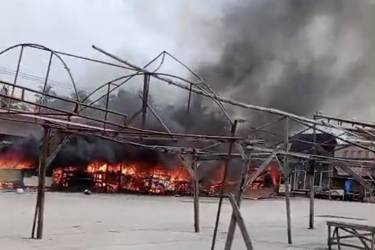 Lima Kios di Pasar Sumani Solok Ludes Terbakar, Damkar Sempat Khawatir Api Merembet