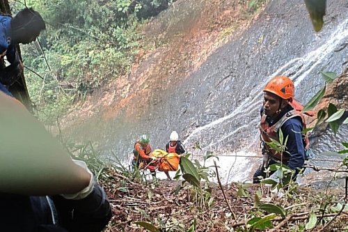 Tim SAR Temukan Jasad Pendaki yang Tergelincir di Air Terjun Robo Harau Usai Pencarian Intensif