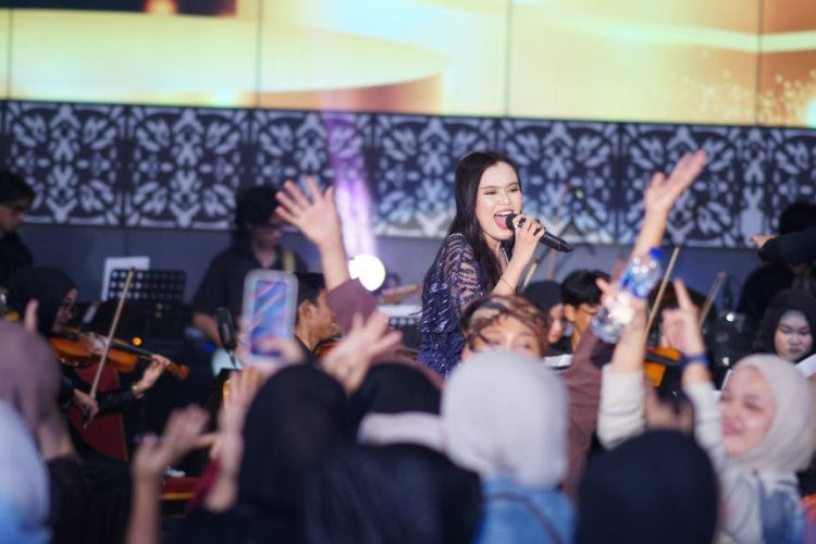 72 Tahun UNP Berkembang Pesat, Malam Puncak Dies Natalis Meriah dengan Orkestra dan Pelepasan 50 Pensiunan