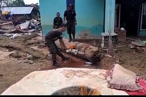 BPBD Padang Kerahkan TRC Bersihkan Material Banjir Bandang di Kampung Apa Koto Tangah