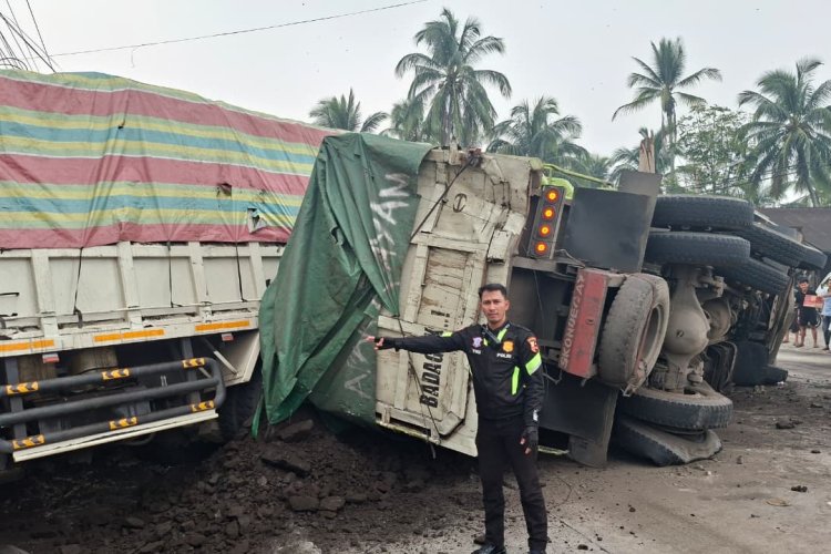 Truk Rem Blong Mundur di Jalur Solok-Padang, Tiga Gerobak dan Teras Rumah Warga Hancur