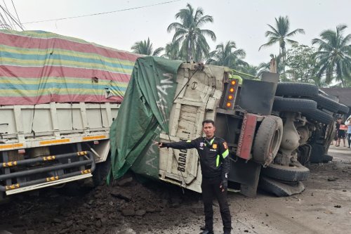 Truk Rem Blong Mundur di Jalur Solok-Padang, Tiga Gerobak dan Teras Rumah Warga Hancur