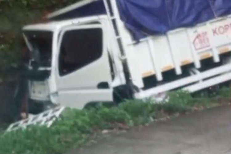Truk Colt Diesel Masuk Bandar di Sitinjau Lauik Usai Tabrak Dinding Bukit, Arus Lalu Lintas Sempat Tersendat