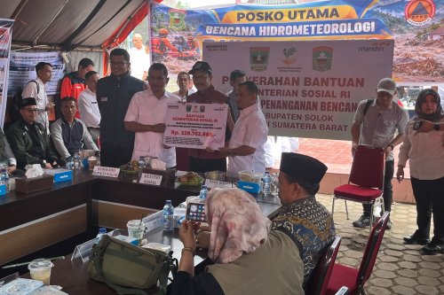 Kemensos Salurkan Rp358,86 Juta untuk Korban Galodo Arosuka, Ini Rincian Bantuannya