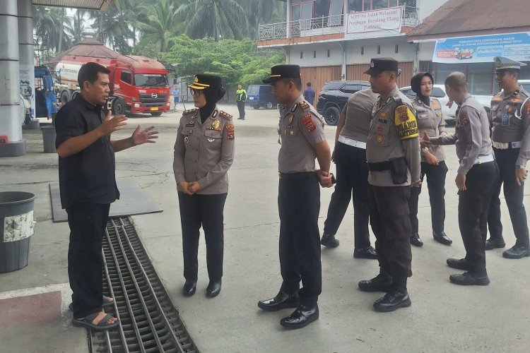 Antrean Solar di SPBU Koto Baru Mengular ke Jalan, Kapolres Solok Turun Langsung Cari Solusi