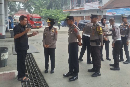 Antrean Solar di SPBU Koto Baru Mengular ke Jalan, Kapolres Solok Turun Langsung Cari Solusi