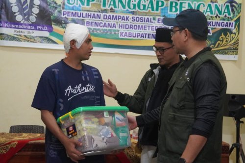 Rektor UNP Turun Langsung Serahkan Bantuan untuk 17 Warga Korban Bencana di Solok