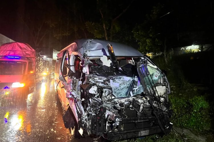 Hiace Vs Truk di Jalan Solok-Padang, Tujuh Orang Terluka Akibat Jalan Licin