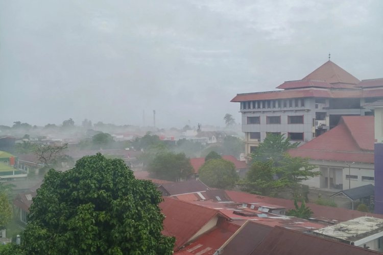 Hujan Reda, Udara Kabur Kembali Selimuti Sumbar Pagi dan Malam Ini