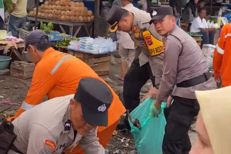 Ratusan Personel Polresta Padang Turun ke Pasar Raya, Bersihkan Sampah Bareng Pasukan Oranye