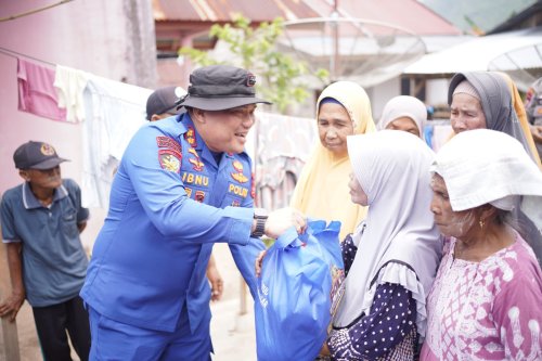 Polisi Perairan Sumbar Sambangi Warga Pesisir Sungai Pinang, Bawa Bantuan Sembako