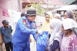 Polisi Perairan Sumbar Sambangi Warga Pesisir Sungai Pinang, Bawa Bantuan Sembako