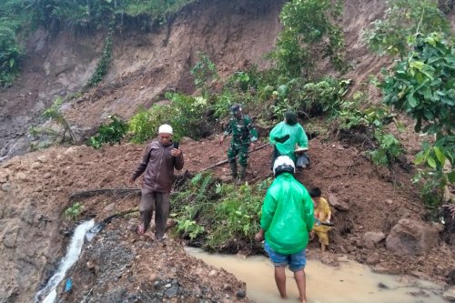 Longsor Timpa Jalan Provinsi di Palembayan, Akses Matur-Agam Lumpuh Total
