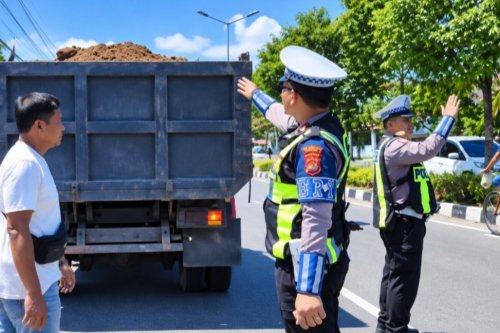 Truk Parkir Liar di Bypass Padang Kena Tegur, Ada Juga Angkut Pasir Tanpa Terpal