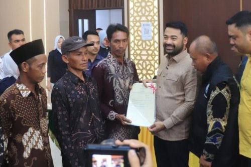Zigo Rolanda Serahkan 114 Sertifikat Tanah ke Warga Transmigrasi Padang Tarok, Kepastian Hukum Kini Nyata