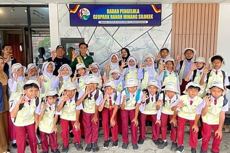 Pegadaian Ajak 25 Siswa SDN 22 Muaro Kenali Geopark Silokek Lewat Belajar Seru