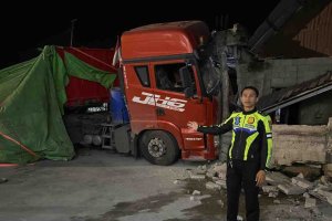 Truk Semen Hantam Rumah Warga di Talang Solok Dini Hari, Diduga Rem Blong Saat Turunan