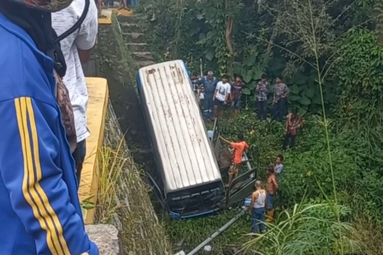 Bus Sarah Tujuan Payakumbuh-Padang Terjun ke Sungai di Baso, Sempat Tabrak Lampu Jalan