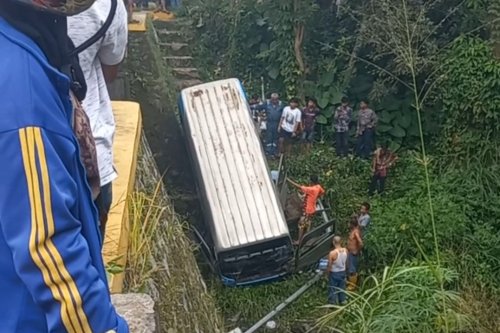 Bus Sarah Tujuan Payakumbuh-Padang Terjun ke Sungai di Baso, Sempat Tabrak Lampu Jalan