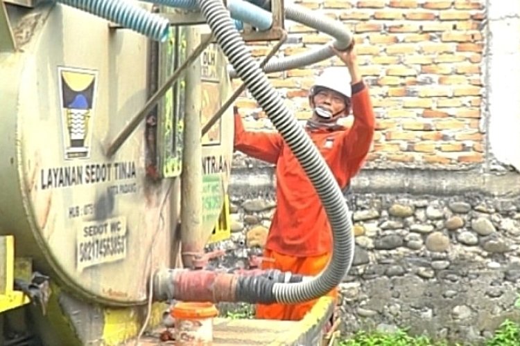 Warga Air Tawar Beri Apresiasi, Program Sedot WC Terjadwal Pemko Padang Mulai Diuji Coba