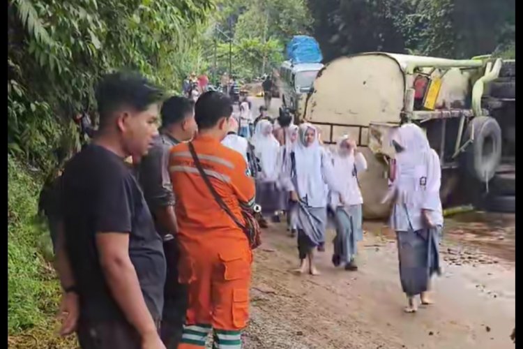 Truk Tangki CPO Terguling di Singuntur Mudo, Jalur Padang-Painan Lumpuh Total