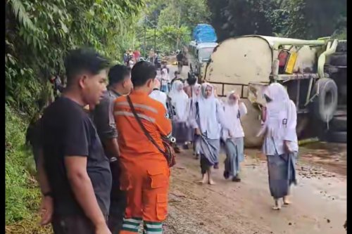 Truk Tangki CPO Terguling di Singuntur Mudo, Jalur Padang-Painan Lumpuh Total