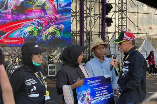 Pertamina Serahkan 45 Alat Tenun, Perajin Desa Adat Sade Bangkit Usai Kebakaran