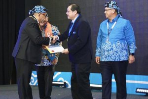 Wamenaker Afriansyah Raih Gelar ASEAN Engineer di CAFEO ke-44 Bandung