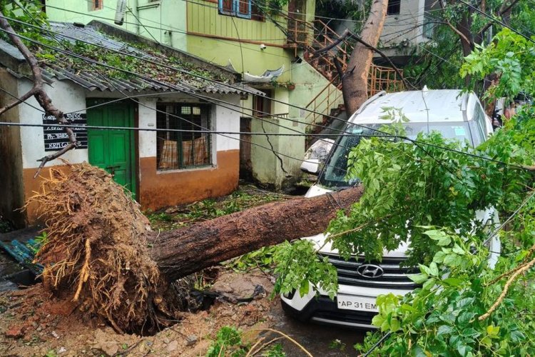 Siklon Arnab Hantam Andhra Pradesh, 5 Tewas dan Penerbangan Terganggu