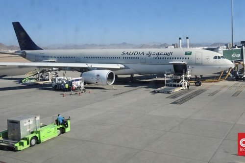 Pesawat Saudia Airlines Terbakar di Bandara Riyadh, Diduga Terkena Serpihan Proyektil