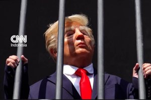 Instalasi Satir Trump di Balik Jeruji Besi Dipajang di Pusat Kota Teheran, Warga Ramai Menonton