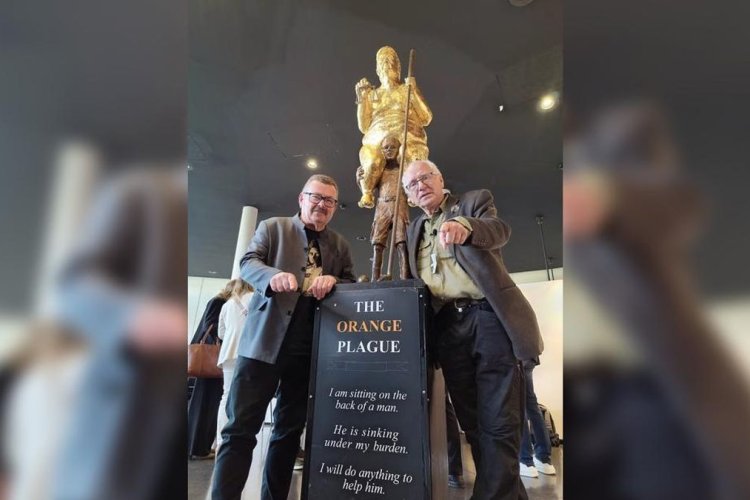 Patung Emas Trump Telanjang Karya Seniman Denmark Dipajang di Parlemen Eropa, Picu Kontroversi