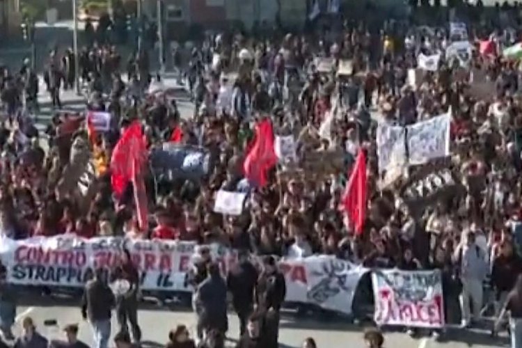 Puluhan Ribu Warga Italia Turun ke Jalan, Pelajar dan Pekerja Kompak Suarakan Tuntutan
